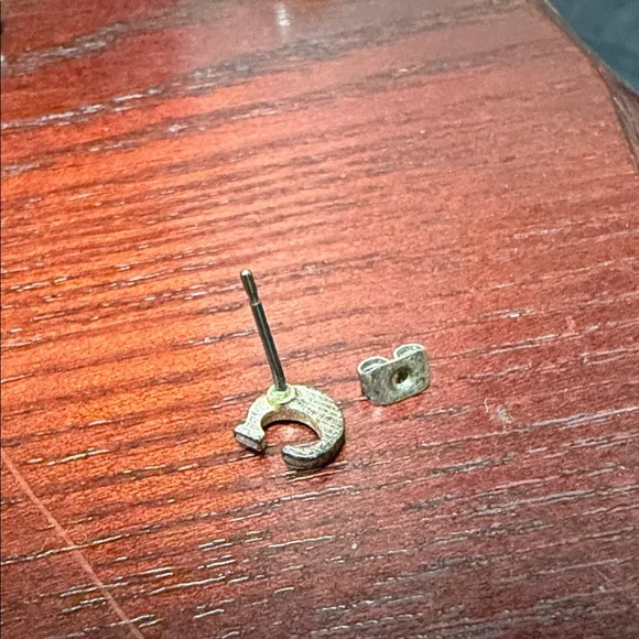 Vintage initial “C” earrings one clip on, one stud - Picture 6 of 6